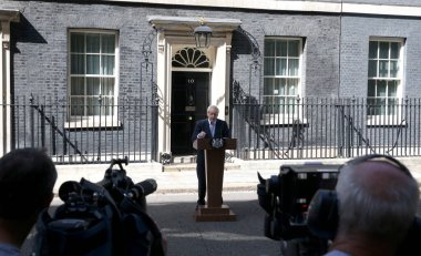 Yeni Başbakan Boris Johnson basına konuştu. Yeni Başbakan Boris Johnson 24 Temmuz 2019 'da Londra, İngiltere' de Downing Street 10 numaranın önünde basın mensuplarına konuştu..