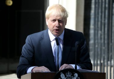 Yeni Başbakan Boris Johnson basına konuştu. Yeni Başbakan Boris Johnson 24 Temmuz 2019 'da Londra, İngiltere' de Downing Street 10 numaranın önünde basın mensuplarına konuştu..