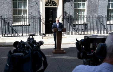 Yeni Başbakan Boris Johnson basına konuştu. Yeni Başbakan Boris Johnson 24 Temmuz 2019 'da Londra, İngiltere' de Downing Street 10 numaranın önünde basın mensuplarına konuştu..