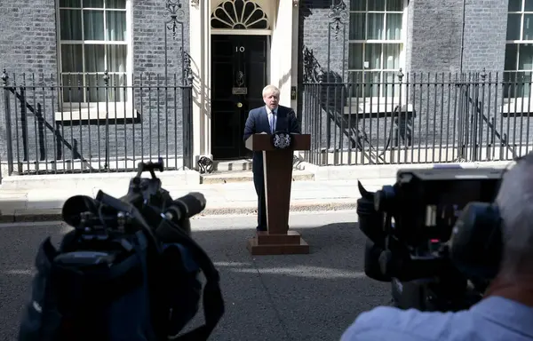 Yeni Başbakan Boris Johnson basına konuştu. Yeni Başbakan Boris Johnson 24 Temmuz 2019 'da Londra, İngiltere' de Downing Street 10 numaranın önünde basın mensuplarına konuştu..