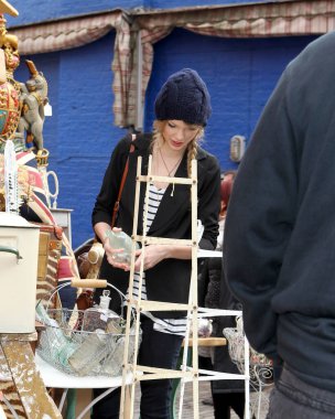 Taylor Swift 22 Mart 2011 'de İngiltere' nin başkenti Londra 'da Portobello Yolu' ndaki bir antikacıda görüldü..