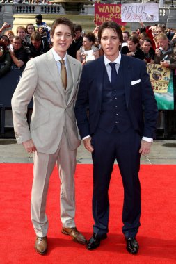 Oliver Phelps ve James Phelps Harry Potter 'ın dünya prömiyerinde ve Ölüm Yadigarları Bölüm 2' de 7 Temmuz 2011 'de Londra, İngiltere' de Trafalgar Meydanı 'nda.  