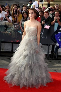 Emma Watson, 7 Temmuz 2011 'de Londra, İngiltere' de bulunan Trafalgar Meydanı 'nda Harry Potter ve Ölüm Yadigarları' nın dünya prömiyerine katılır..   
