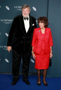 Stephen Fry ve Yvonne Romain, 29 Eylül 2022 'de Londra, İngiltere' deki The Londoner Hotel 'de düzenlenen BFI Londra Film Festivali Luminous Gala' sına katıldılar..