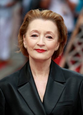 Lesley Manville, 25 Eylül 2022 'de Londra, İngiltere' deki Bayan Harris Paris 'e gider..