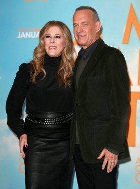 Rita Wilson ve Tom Hanks, 16 Aralık 2022 'de Londra, İngiltere' de bulunan Corinthia Oteli 'ndeki Otto adlı bir adama yapılan telefon görüşmesine katıldılar..