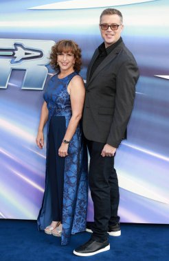 Galyn Susman ve Angus MacLane 14 Haziran 2022 'de Londra, İngiltere' deki Lightyear UK film galasına katıldılar..
