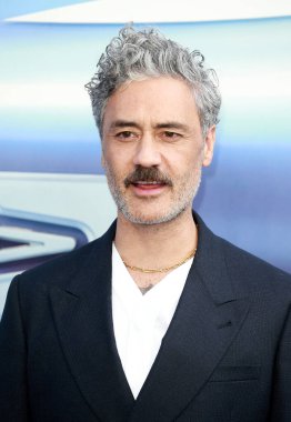 Taika Waititi, 14 Haziran 2022 'de Londra, İngiltere' deki Işıkyılı film galasına katılır..  