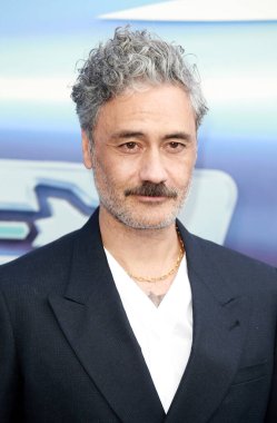Taika Waititi, 14 Haziran 2022 'de Londra, İngiltere' deki Işıkyılı film galasına katılır..  
