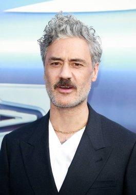 Taika Waititi, 14 Haziran 2022 'de Londra, İngiltere' deki Işıkyılı film galasına katılır..  