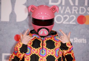 Nick Gale, 2022 BRIT Ödülleri 'ne 08 Şubat 2022' de Londra 'da O2 Arena' da katılmıştır..