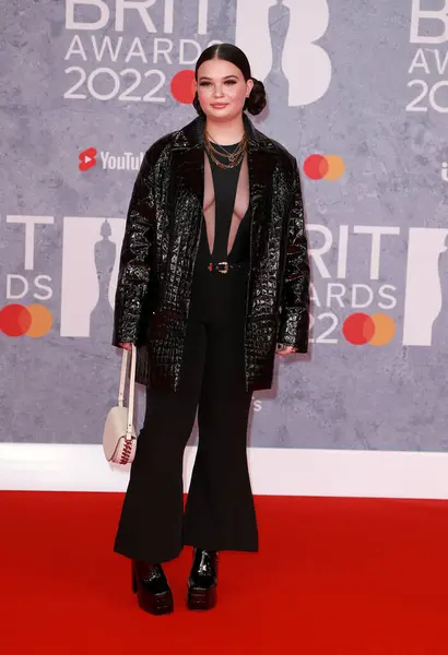 Lola Young, 2022 BRIT Ödülleri 'ne 8 Şubat 2022' de Londra, İngiltere 'deki The O2 Arena' da katılmıştır..