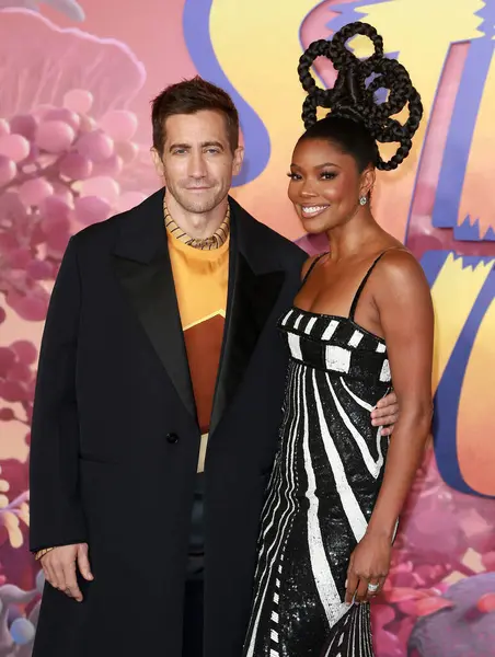 Jake Gyllenhaal ve Gabrielle Union 17 Kasım 2022 'de Londra, İngiltere' de bulunan Cineworld Leicester Meydanı 'nda düzenlenen Yabancı Dünya' nın İngiltere prömiyerine katıldılar..