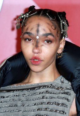 FKA Twigs, The Royal Albert Hall 'da The Fashion Awards 2022' ye 5 Aralık 2022 tarihinde Londra, İngiltere 'de katılmıştır..