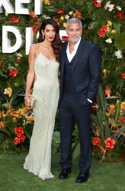 Amal Clooney ve George Clooney, İngiltere 'nin başkenti Londra' da bulunan Odeon Luxe Leicester Meydanı 'nda düzenlenen Dünya Cennete Yolculuk programına katıldılar..