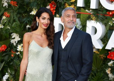 Amal Clooney ve George Clooney, İngiltere 'nin başkenti Londra' da bulunan Odeon Luxe Leicester Meydanı 'nda düzenlenen Dünya Cennete Yolculuk programına katıldılar..