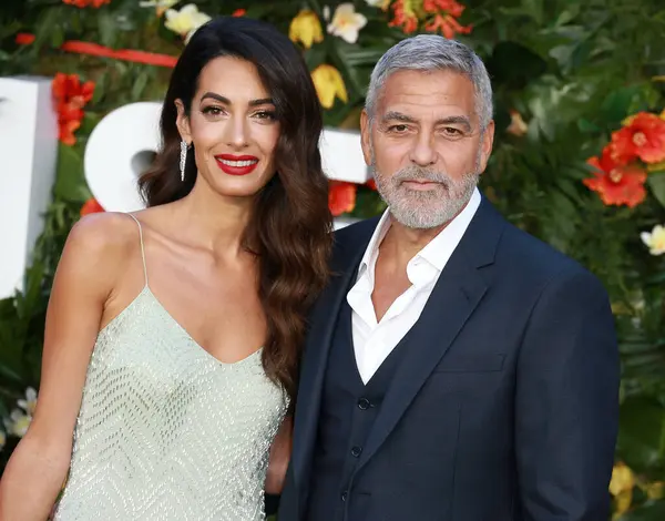 Amal Clooney ve George Clooney, İngiltere 'nin başkenti Londra' da bulunan Odeon Luxe Leicester Meydanı 'nda düzenlenen Dünya Cennete Yolculuk programına katıldılar..