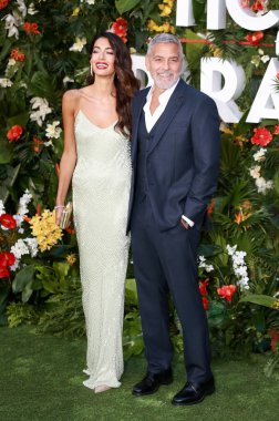 Amal Clooney ve George Clooney, İngiltere 'nin başkenti Londra' da bulunan Odeon Luxe Leicester Meydanı 'nda düzenlenen Dünya Cennete Yolculuk programına katıldılar..