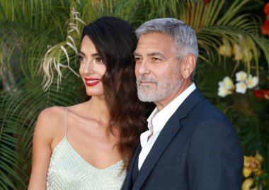 Amal Clooney ve George Clooney, İngiltere 'nin başkenti Londra' da bulunan Odeon Luxe Leicester Meydanı 'nda düzenlenen Dünya Cennete Yolculuk programına katıldılar..