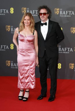Davis Guggenheim (R) ve Elisabeth Shue, 18 Şubat 2024 'te Londra' daki The Royal Festival Hall 'da düzenlenen 2024 EE BAFTA Film Ödülleri' ne katıldılar..