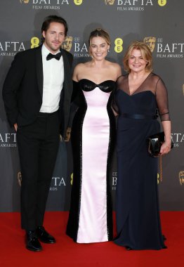 Tom Ackerley, Margot Robbie ve konuk, 18 Şubat 2024 'te Londra' daki Royal Festival Hall 'da düzenlenen 2024 EE BAFTA Film Ödülleri' ne katıldılar..