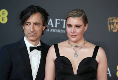 Greta Gerwig (R) ve Noah Baumbach 18 Şubat 2024 'te Londra' daki The Royal Festival Hall 'da düzenlenen 2024 EE BAFTA Film Ödülleri' ne katıldılar..