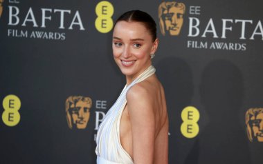 Phoebe Dynevor, 18 Şubat 2024 'te Londra' daki The Royal Festival Hall 'da düzenlenen 2024 EE BAFTA Film Ödülleri' ne katılır..