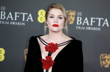 Emerald Fennell, 18 Şubat 2024 'te Londra' daki The Royal Festival Hall 'da düzenlenen 2024 EE BAFTA Film Ödülleri' ne katılır..