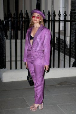 Ella Eyre, 28 Ekim 2021 'de Londra, İngiltere' deki The MAINE Mayfair 'de kendi portresini kutlamak için İngiliz Vogue partisine katılır..