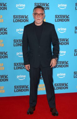 Colin Trevorrow, 4 Haziran 2025 'te Londra' daki Barbican Center 'daki Derin Kapaklı Dünya Prömiyeri' ne katıldı..