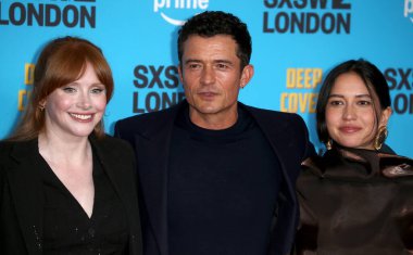 Bryce Dallas Howard, Orlando Bloom ve Sonoya Mizuno 4 Haziran 2025 tarihinde Londra, İngiltere 'deki Barbican Centre' da Deep Cover World Premiere 'e katıldılar..