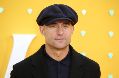 Mark Strong, 18 Haziran 2019 'da Londra' daki Odeon Luxe Leicester Meydanı 'nda dün İngiltere' nin galasına katılmıştır.. 