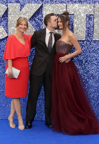 Christine Egerton, Taron Egerton ve Emily Thomas 20 Mayıs 2019 'da Londra, İngiltere' de bulunan Odeon Leicester Meydanı 'ndaki Rocketman UK galasına katıldılar..