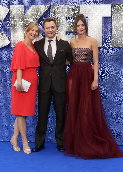 Christine Egerton, Taron Egerton ve Emily Thomas 20 Mayıs 2019 'da Londra, İngiltere' de bulunan Odeon Leicester Meydanı 'ndaki Rocketman UK galasına katıldılar..