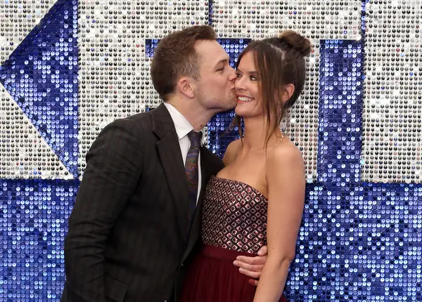 Taron Egerton ve Emily Thomas 20 Mayıs 2019 'da Londra, İngiltere' deki Odeon Leicester Meydanı 'ndaki Rocketman UK Premiere' e katıldılar..