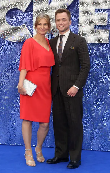 Taron Egerton ve annesi Christine Egerton 20 Mayıs 2019 'da Londra' da Odeon Leicester Meydanı 'ndaki Rocketman UK galasına katıldılar..