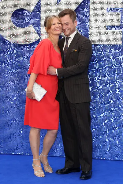 Taron Egerton ve annesi Christine Egerton 20 Mayıs 2019 'da Londra' da Odeon Leicester Meydanı 'ndaki Rocketman UK galasına katıldılar..