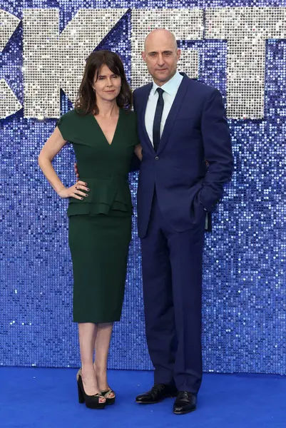 Liza Marshall ve Mark Strong, 20 Mayıs 2019 'da Londra, İngiltere' deki Odeon Leicester Meydanı 'ndaki Rocketman UK galasına katıldılar..