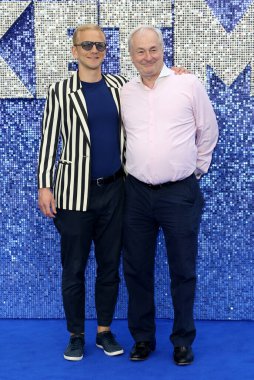 Christopher Sherwood ve Paul Gambaccini 20 Mayıs 2019 'da Londra, İngiltere' de bulunan Odeon Leicester Meydanı 'ndaki Rocketman UK Premiere' e katıldılar..