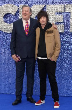 Stephen Fry ve Elliott Spencer 20 Mayıs 2019 'da Londra, İngiltere' deki Odeon Leicester Meydanı 'ndaki Rocketman UK galasına katıldılar..