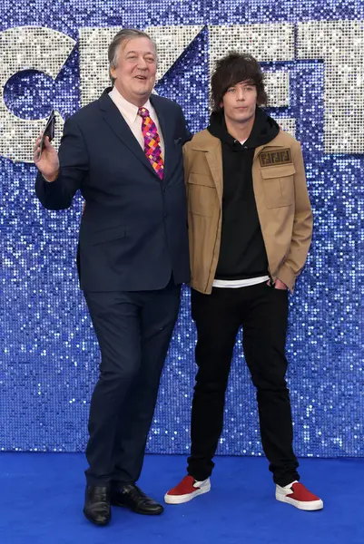 Stephen Fry ve Elliott Spencer 20 Mayıs 2019 'da Londra, İngiltere' deki Odeon Leicester Meydanı 'ndaki Rocketman UK galasına katıldılar..