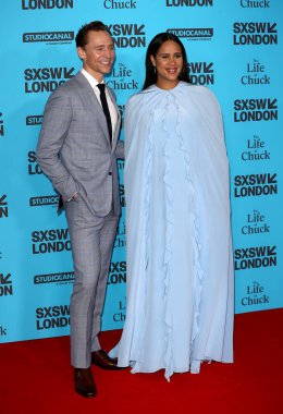 Tom Hiddleston ve Zawe Ashton 7 Haziran 2025 'te Londra, İngiltere' deki Barbican Center 'da Chuck' ın Yaşamı 'na katılırlar..