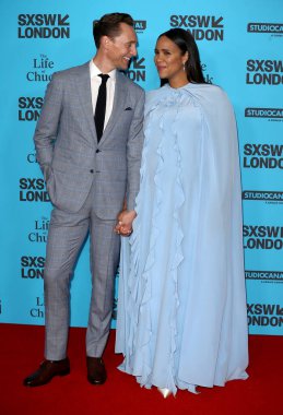 Tom Hiddleston ve Zawe Ashton 7 Haziran 2025 'te Londra, İngiltere' deki Barbican Center 'da Chuck' ın Yaşamı 'na katılırlar..