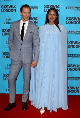 Tom Hiddleston ve Zawe Ashton 7 Haziran 2025 'te Londra, İngiltere' deki Barbican Center 'da Chuck' ın Yaşamı 'na katılırlar..