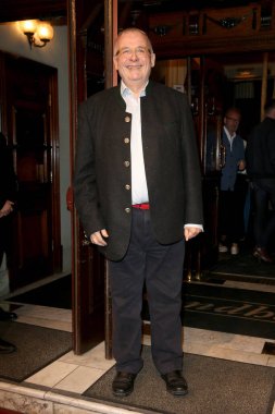 Christopher Biggins, Wyndham Tiyatrosu 'nda The Starry Night' ın basın gecesine 29 Mayıs 2019 'da Londra, İngiltere' de katılıyor..