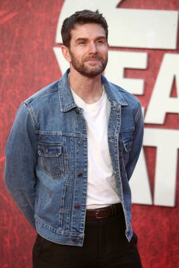 Joel Dommett, 16 Haziran 2025 'te Londra' daki Odeon Luxe Leicester Meydanı 'nda 28 Yıl Sonra Dünya prömiyerine katılır..