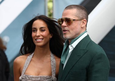 Brad Pitt ve Ines De Ramon 23 Haziran 2025 'te Londra' da Cineworld Leicester Meydanı 'ndaki F1 Avrupa Film galasına katıldılar..