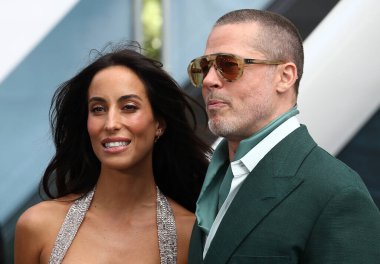 Brad Pitt ve Ines De Ramon 23 Haziran 2025 'te Londra' da Cineworld Leicester Meydanı 'ndaki F1 Avrupa Film galasına katıldılar..