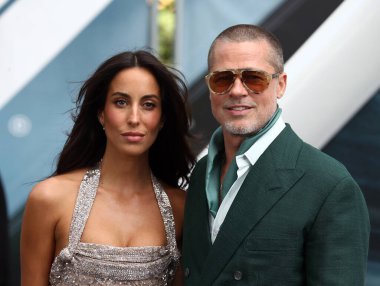 Brad Pitt ve Ines De Ramon 23 Haziran 2025 'te Londra' da Cineworld Leicester Meydanı 'ndaki F1 Avrupa Film galasına katıldılar..