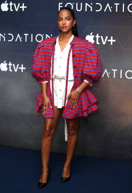  Lou Llobell, 26 Haziran 2025 'te Londra, İngiltere' deki Ham Yard Oteli 'nde üçüncü sezon fotoğraf çekimine katılır..